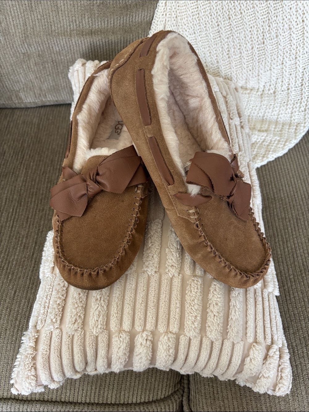 Ugg Dakota tan brown Leather Bow lined‎ Slippers Women's size 9 excellent